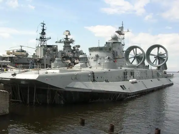 图文:野牛级大型气垫登陆艇停靠在码头