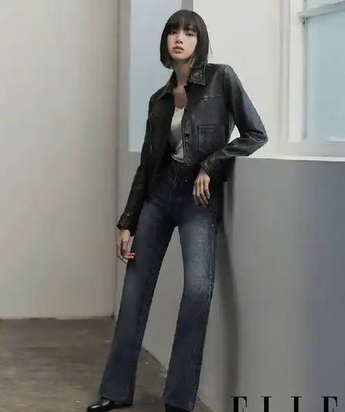 lisa穿衣风格惹人爱穿白色衬衫搭牛仔裤配上皮鞋俏皮洋气