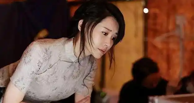 冻龄美女李小冉再次为内衣代言尽显火辣身材