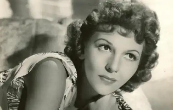 那么问题来了,如果玛丽马丁真的他妻子的话,也不可能捂得如此严实吧?