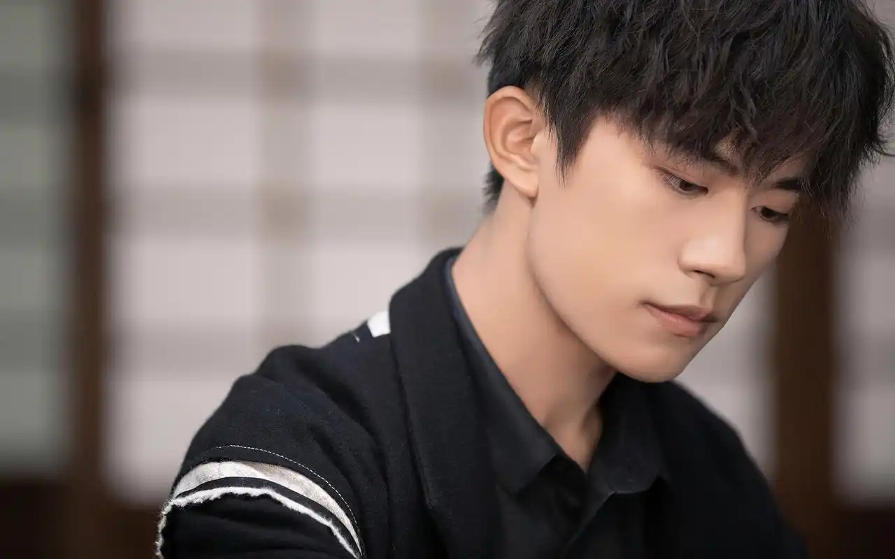 首页 桌面壁纸 易烊千玺儒雅古韵桌面壁纸上一张下一张查看原图