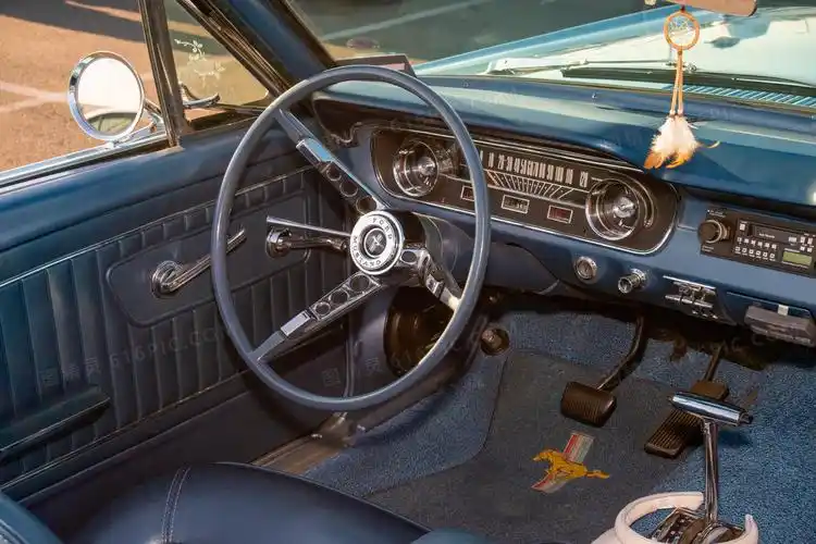 黑色复古汽车方向盘图片