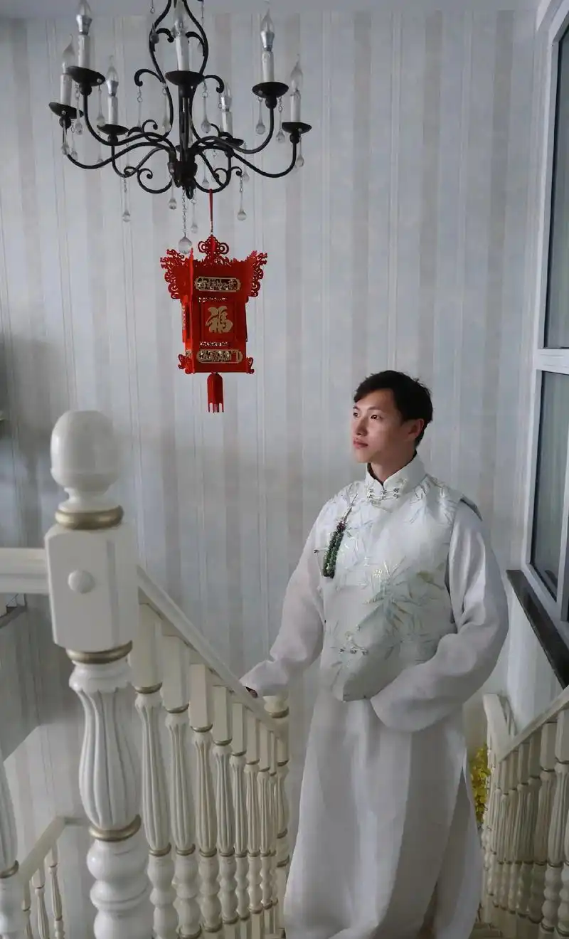 在家中拍一套民国照片:民国男士白长衫 .白金竹立领琵琶襟坎肩 - 抖音