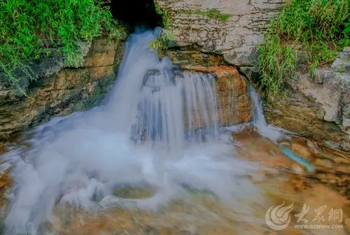 暴雨过后济南泉水清澈可人游人争相品尝