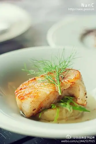 银鳕鱼加盐,胡椒,色拉油调味,扒5min;2.