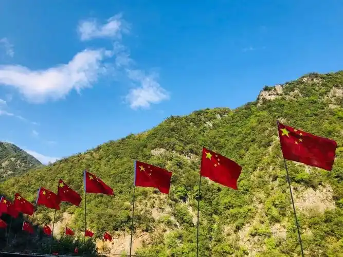 【卓越旅游】| 挂国旗,迎国庆,五龙河景区营造最美"中国红"_五星红旗