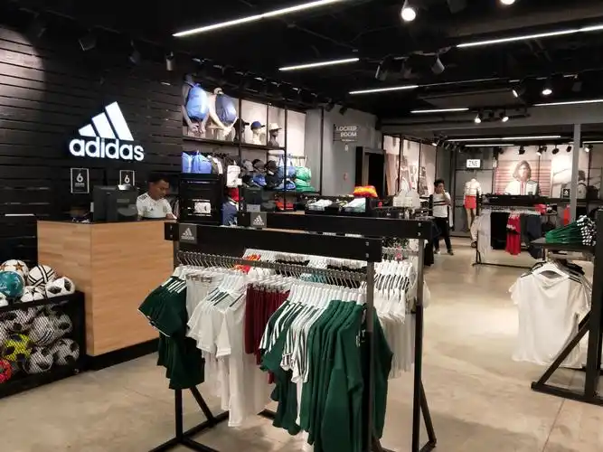 普普通通的一家阿迪达斯是专卖店,但是里面一点折扣也没有没有什么