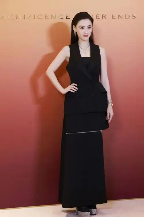 李嘉欣的百万阔太装好像某宝地摊货