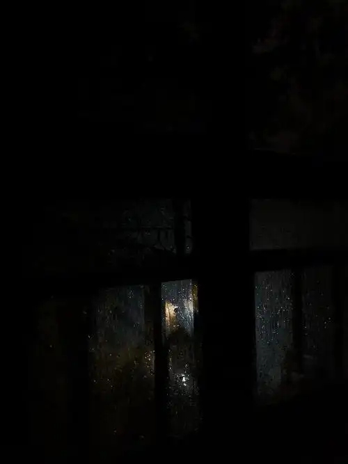 正在下雨 外面的灯映在了窗子上