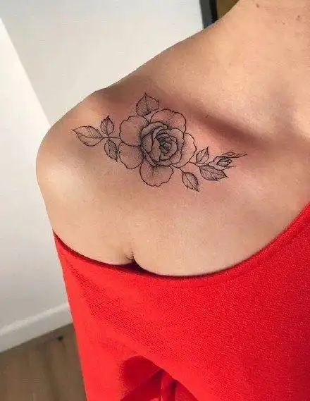 女生肩膀的黑色系花朵纹身图案4