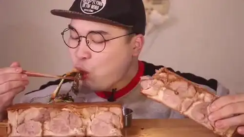 韩国胖子吃特色火腿肉,大口大口吃肉,吃相真享受!