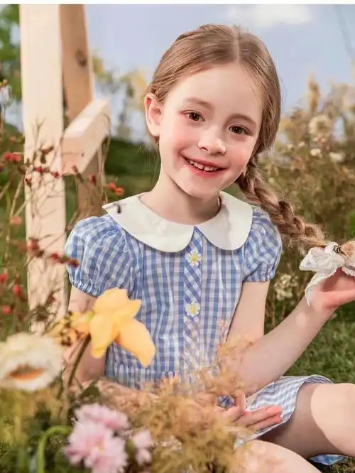 麻花辫小花花采蘑菇的小姑娘