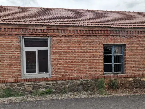 居住一年后,公社为我们这些"五七干部"及家属专门盖了一幢砖瓦平房