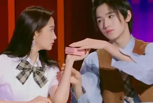 宋亚轩和关晓彤的手(宋亚轩和关晓彤跳舞神魂颠倒)-天晟网