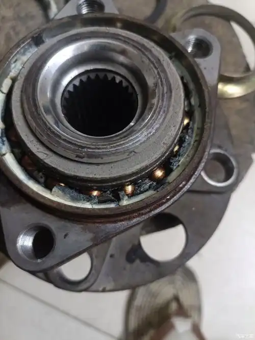 小汽车前轮轴承拆解