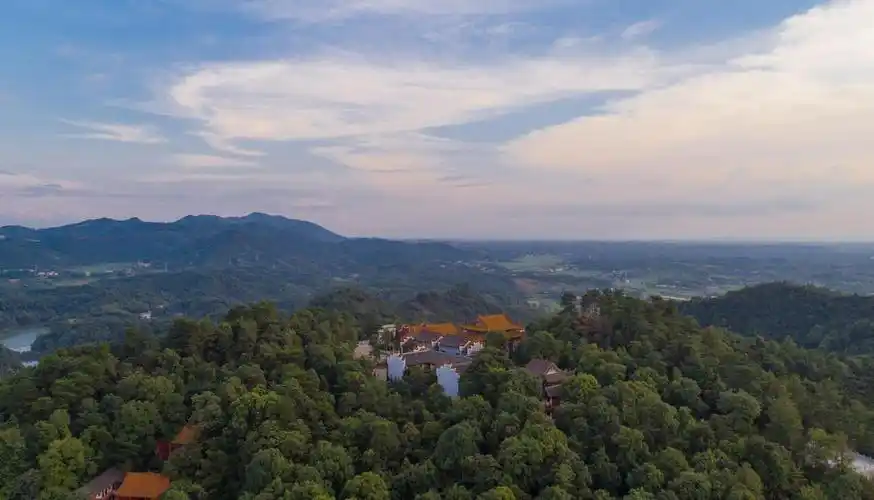 距城区仅10公里的雨母山3a级风景名胜区,集儒,释,道于一山,被誉为"