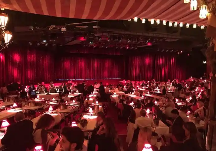 【携程攻略】巴黎红磨坊景点,红磨坊之夜虽然门票贵但精彩绝伦的表演