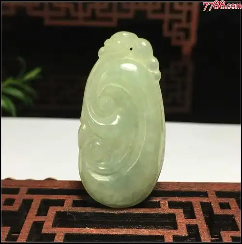 天然翡翠a货淡绿玉如意吊坠