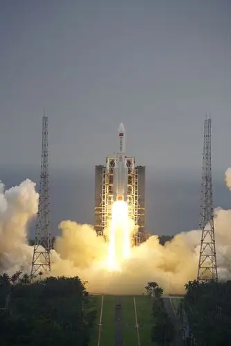 长征五号b遥二运载火箭在位于海南的文昌航天发射场一飞冲天.史啸 摄