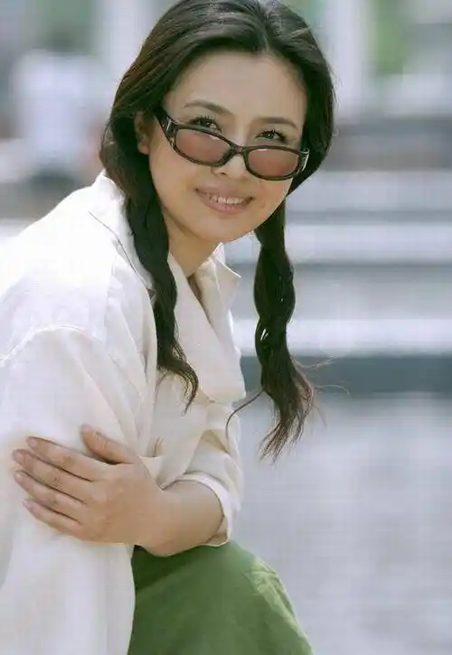 她是张嘉译 "前妻",当红时因患癌隐退,回归娱乐圈却前途暗淡_王澜