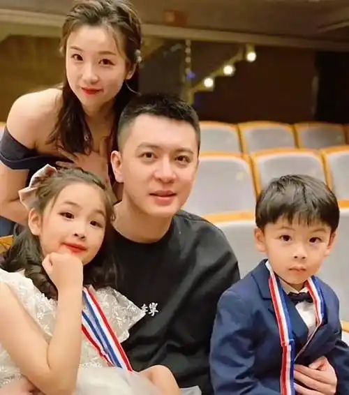 2023年11月29日,唐佳良删除了微博简介"杨鸣妻子",删光了与杨鸣相关