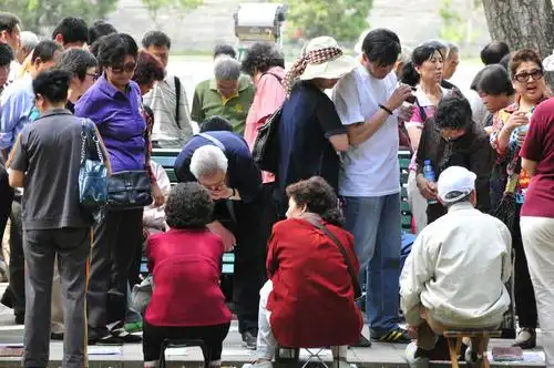 老人为孩子相亲忙