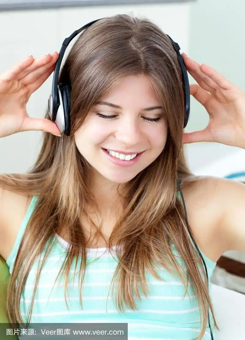 漂亮的女孩听音乐