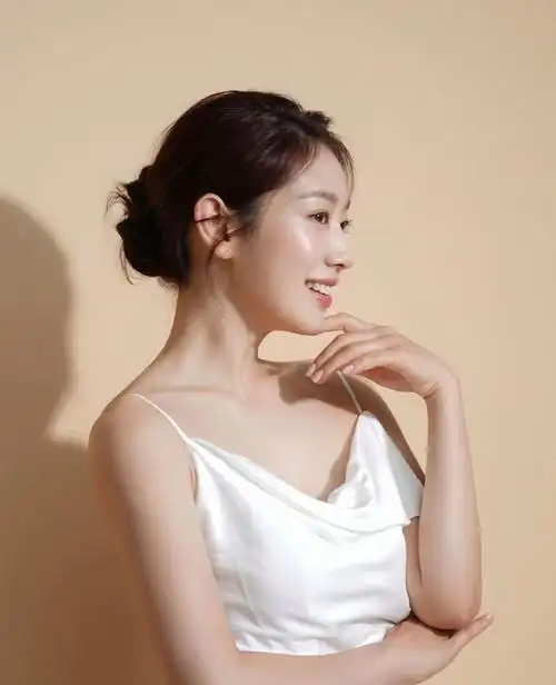 29 日,演员朴信惠在社交平台上上上传了多张照片,瞬间吸引了众多粉丝