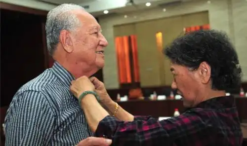 2014年5月,妻子李世英为黄旭华整理着装.聚少离多中,也有甘甜的默契.