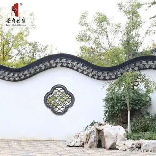 水泥花窗是传统建筑中的一种特殊装饰,它以其工艺和特有的造型,成为了