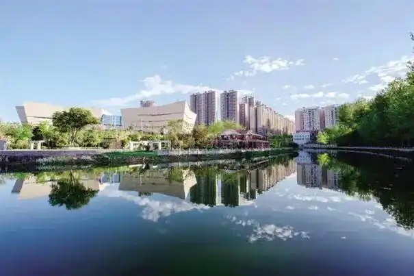 被倒天河环绕的同心大厦