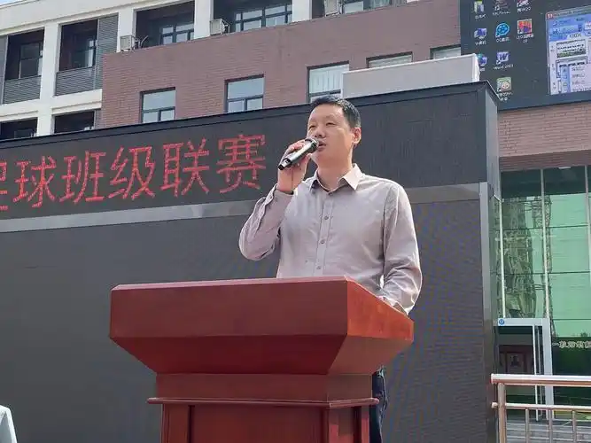 老师和学生同场竞技经开区锦凤小学举行2024校长杯班级足球联赛