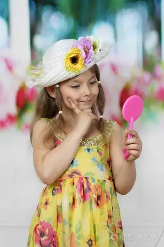 小女孩羡慕自己照镜子