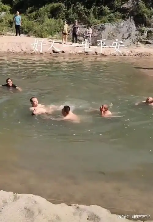 男孩"野泳"溺水沉入水底,几位大哥奋不顾身多次潜入水底搜救