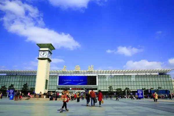 春运的上海火车站行人寥寥