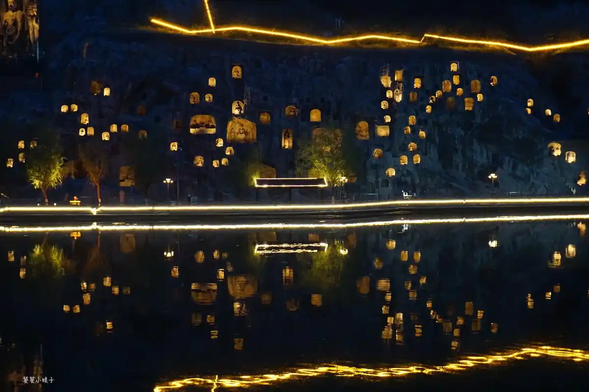 夜游龙门石窟,如万盏孔明灯冉冉升起,如梦似幻,震撼之极!