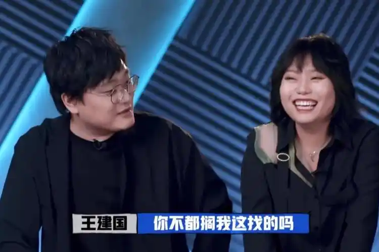 王建国和李雪琴同框接受采访