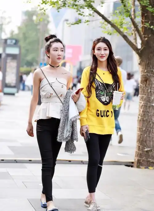 路人街拍充满灵气的小姐姐蓝色吊带和长裙的穿搭清爽时尚