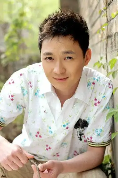 年10月28日出生于新疆维吾尔自治区乌鲁木齐市,中国内地影视男演员