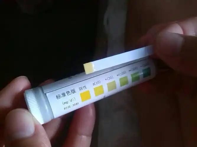 尿蛋白试纸测了一下 大家看看这个颜色和标准对应的是哪个?