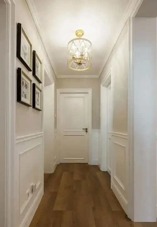 通过石膏线的装饰,既能让走廊显得更加层次美观,又不用花太多的装修
