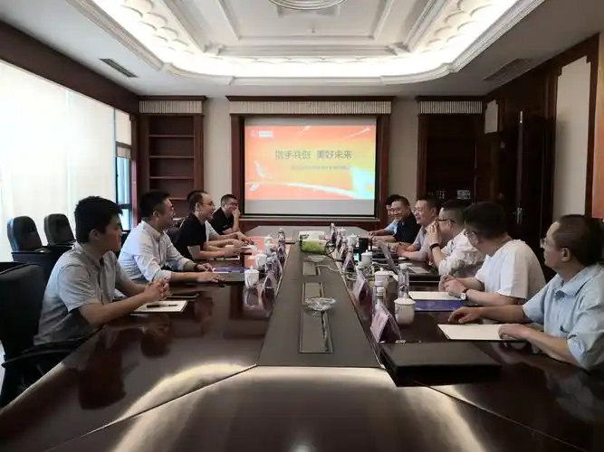 (左为恩威医药董事长薛永江 右为药师帮ceo张步镇)