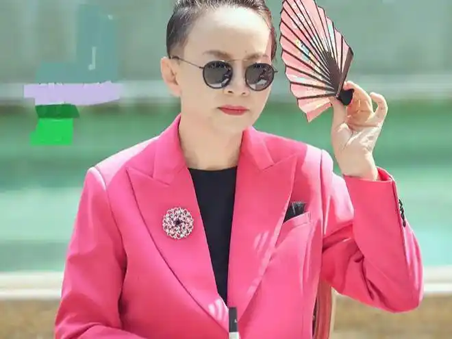 宋丹丹穿粉西装像靓仔发际线后移梳大背头不好惹