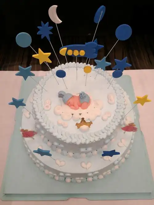 妈妈精心挑选的小天使蛋糕,崔宝宝是妈妈心中的小天使.