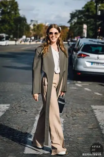 2021时尚秀场:开年时髦穿搭套路:"上短下长",今天开始流行?