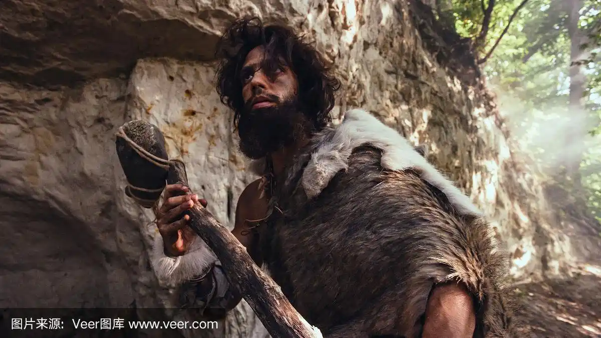 尼安德特人进入丛林狩猎.戏剧性的低角度拍摄