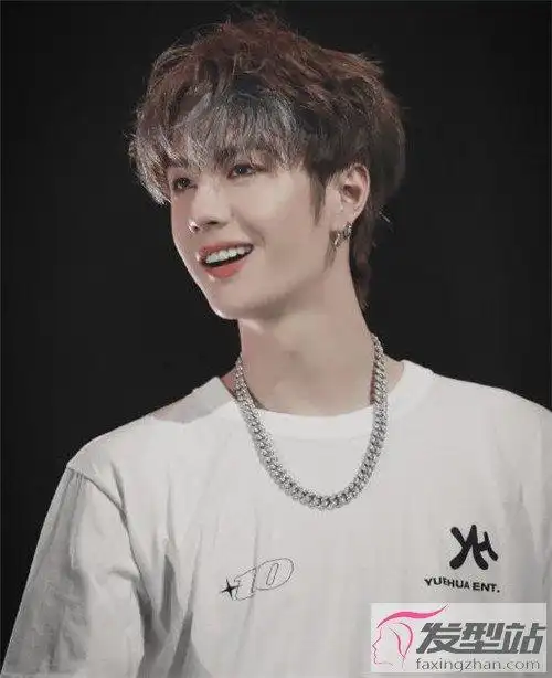 王一博挑染绿发 完美驾驭新造型_发型站_最新流行发型设计发型图片与