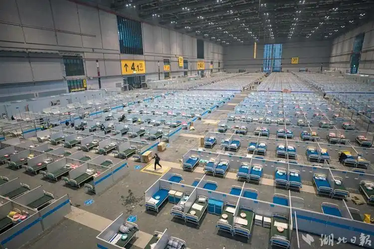 刚刚中建三局交付上海最大方舱医院首批床位