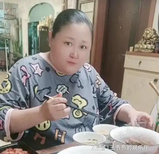 她曾是本山传媒第一美女当红时被开除如今与昔日判若两人