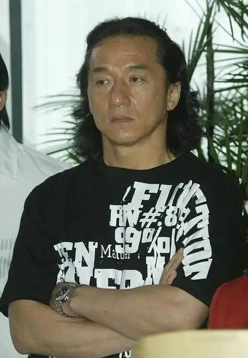 成龙被梁小龙打断鼻骨,苦练5年,现在成龙能赢吗?_巨星_国际_网友